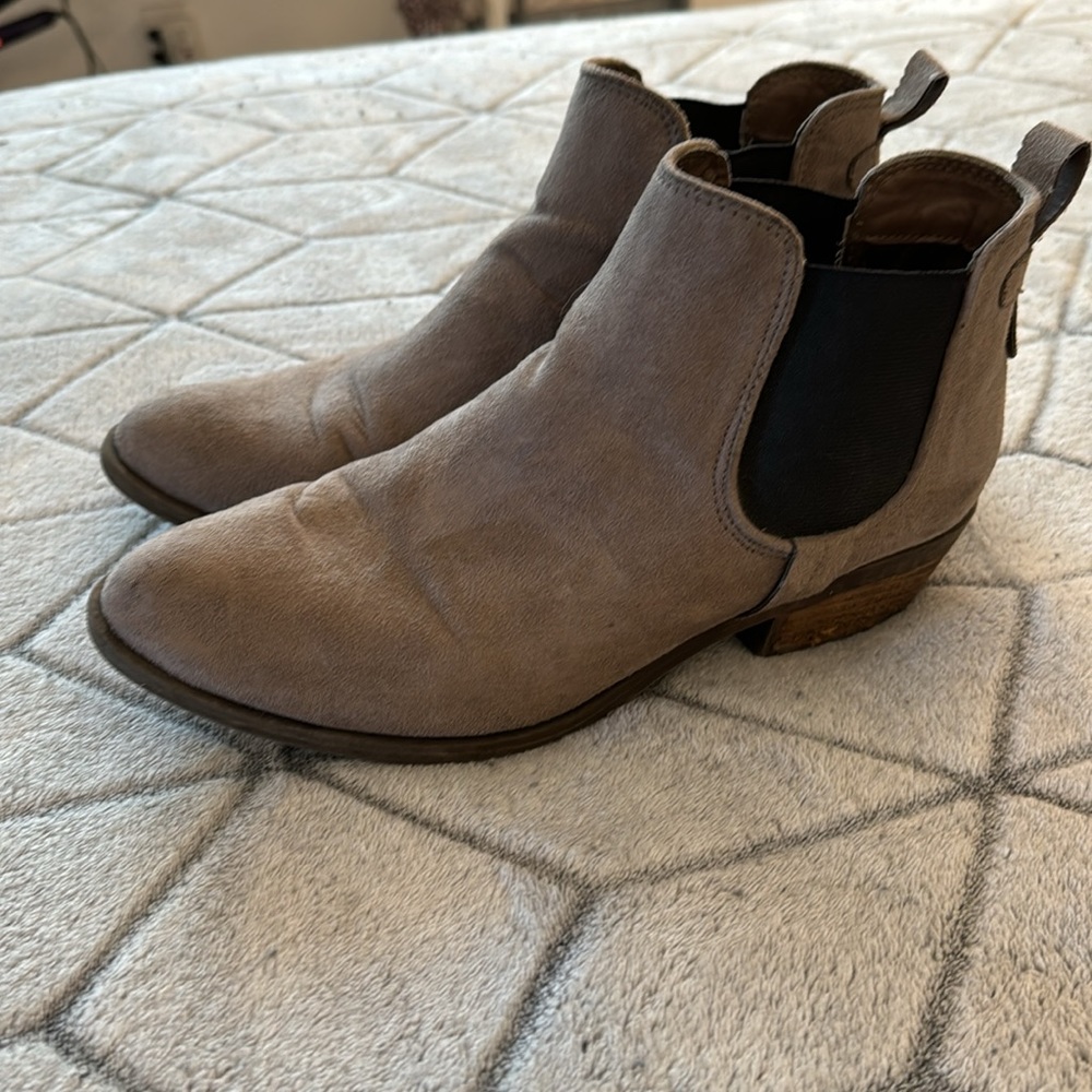 Carlos Santana Taupe Ankle Booties with elastic gore on both sides - Size 7.5 - Picture 3 of 7